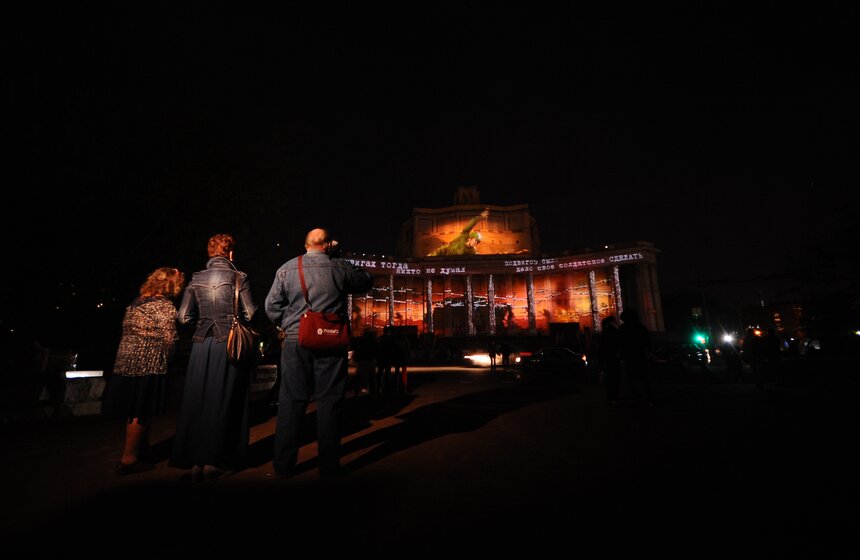 На фасаде театра Российской армии представили световое шоу 10 фото