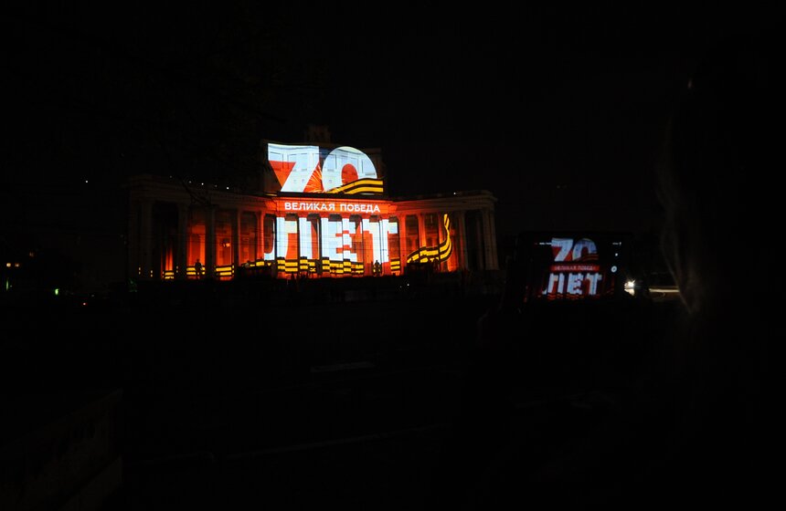 На фасаде театра Российской армии представили световое шоу 14 фото