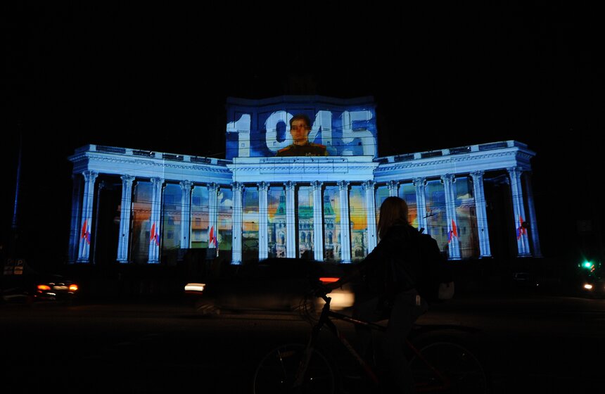 На фасаде театра Российской армии представили световое шоу 13 фото