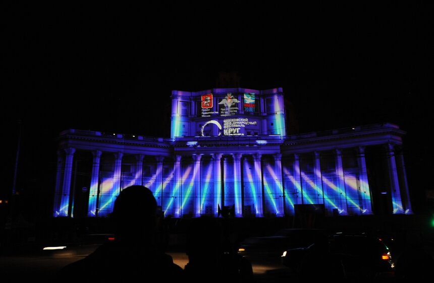 На фасаде театра Российской армии представили световое шоу 15 фото