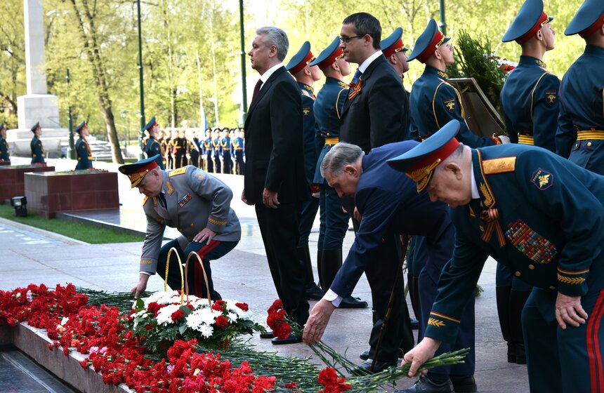 Мэр Москвы возложил цветы к Могиле Неизвестного Солдата 9 фото