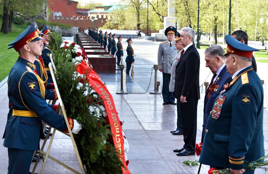 Мэр Москвы возложил цветы к Могиле Неизвестного Солдата 7 фото