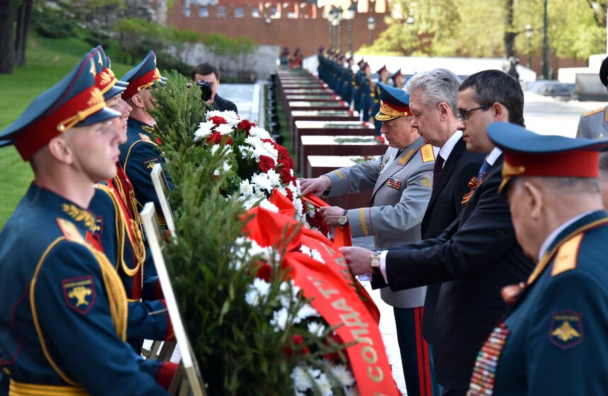 Мэр Москвы возложил цветы к Могиле Неизвестного Солдата 6 фото
