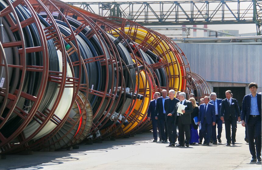 Сергей Собянин посетил завод по производству пластиковых труб 1 фото