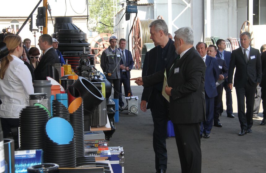 Сергей Собянин посетил завод по производству пластиковых труб 5 фото