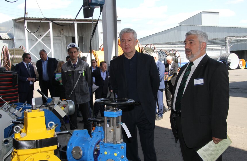 Сергей Собянин посетил завод по производству пластиковых труб 3 фото