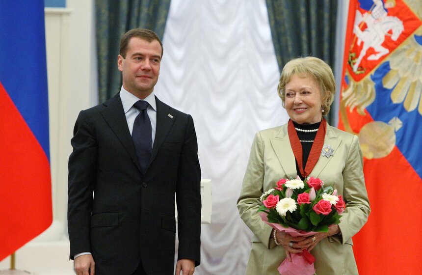 Дмитрий Медведев и актриса Людмила Касаткина, награжденная орденом "За заслуги перед Отечеством" II степени, на церемонии вручения высоких государственных наград в Кремле. Фото: ТАСС/ Михаил Климентьев