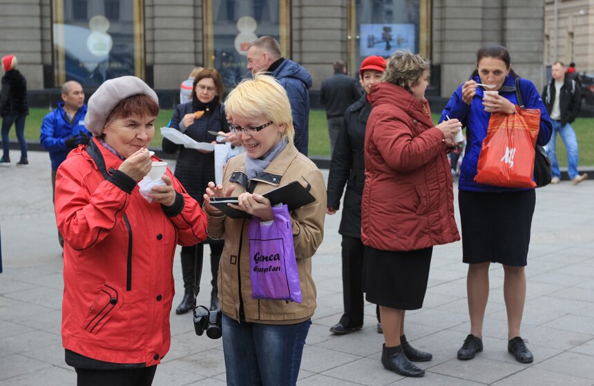На Кузнецком мосту сварили 200 литров ухи 17 фото