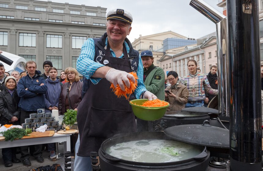 На Кузнецком мосту сварили 200 литров ухи 7 фото