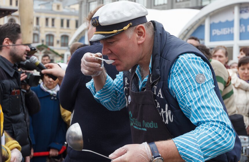 На Кузнецком мосту сварили 200 литров ухи 8 фото