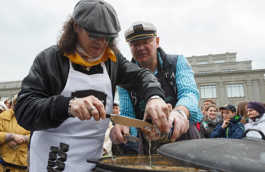 На Кузнецком мосту сварили 200 литров ухи 11 фото