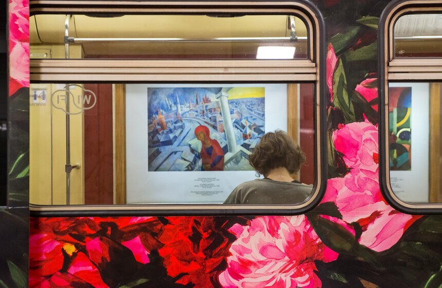 В поезде-картинной галерее "Акварель" обновилась экспозиция 16 фото