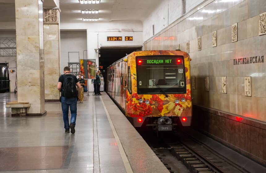 В поезде-картинной галерее "Акварель" обновилась экспозиция 17 фото
