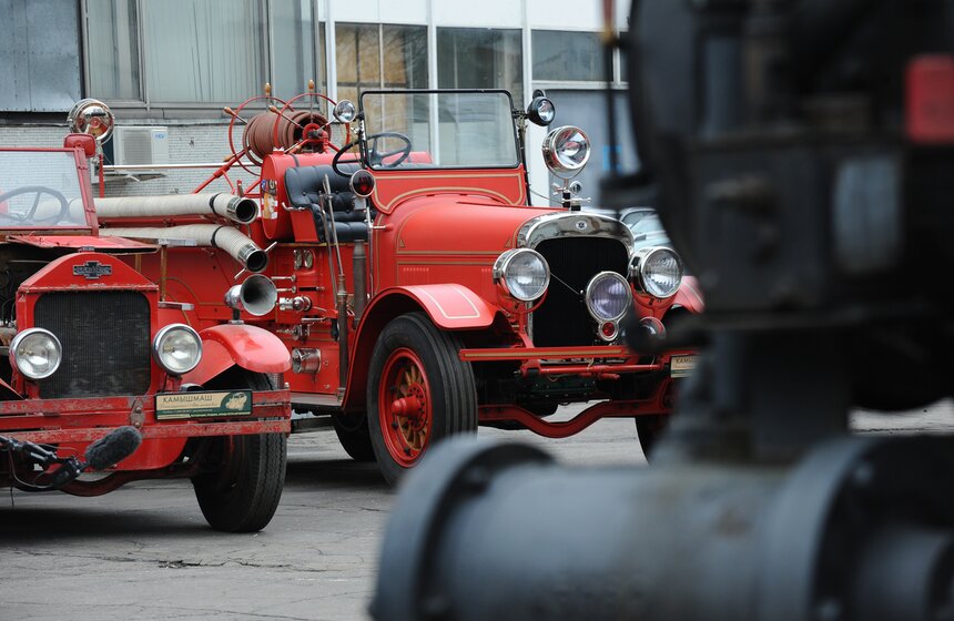 МЧС России продемонстрировали ретро-пожарные машины 8 фото