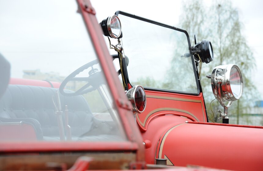 МЧС России продемонстрировали ретро-пожарные машины 7 фото