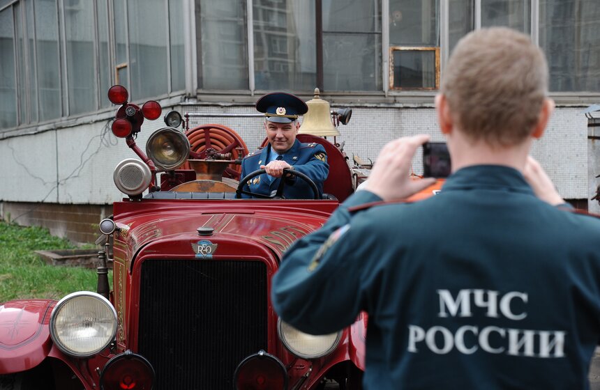 МЧС России продемонстрировали ретро-пожарные машины 1 фото