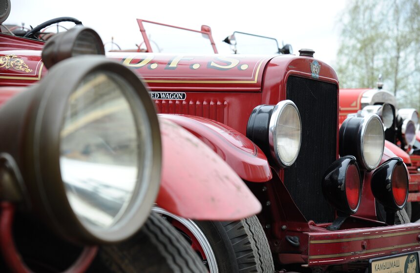 МЧС России продемонстрировали ретро-пожарные машины 2 фото