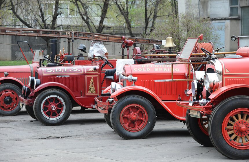 МЧС России продемонстрировали ретро-пожарные машины 5 фото