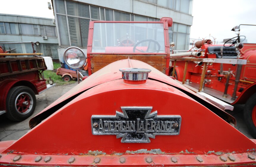 МЧС России продемонстрировали ретро-пожарные машины 4 фото