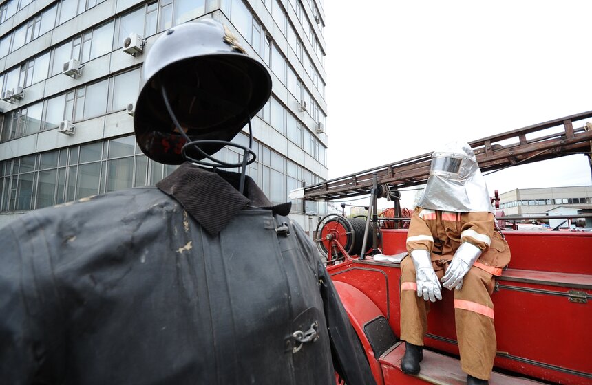 МЧС России продемонстрировали ретро-пожарные машины 3 фото