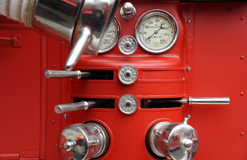 МЧС России продемонстрировали ретро-пожарные машины 6 фото