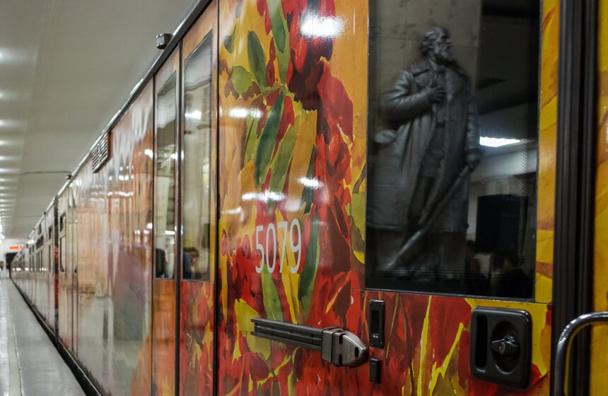 В поезде-картинной галерее "Акварель" обновилась экспозиция 1 фото