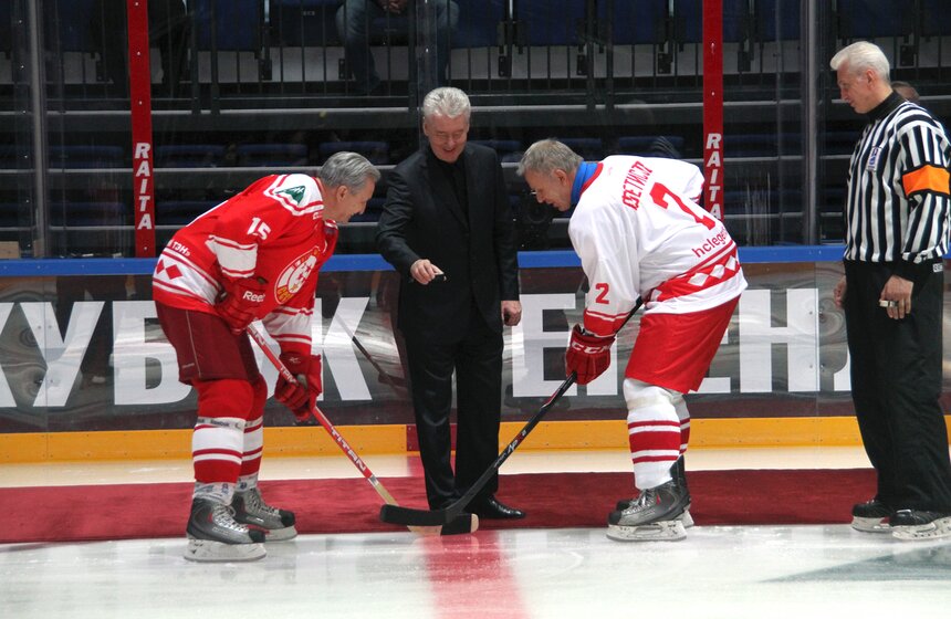 Сергей Собянин открыл гала-матч хоккейного "Кубка легенд" 13 фото