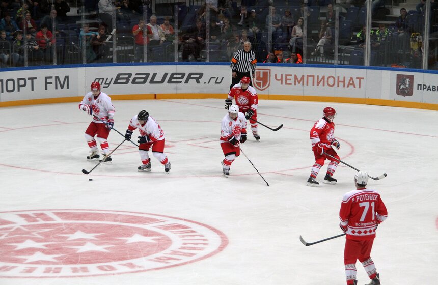 Сергей Собянин открыл гала-матч хоккейного "Кубка легенд" 16 фото