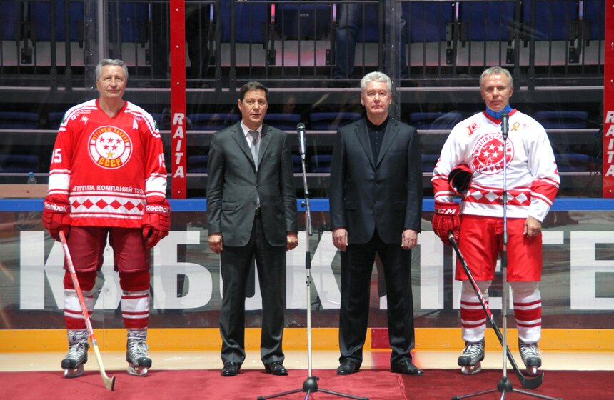 Сергей Собянин открыл гала-матч хоккейного "Кубка легенд" 11 фото