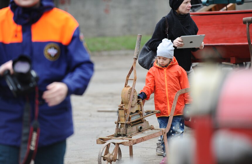 МЧС России продемонстрировали ретро-пожарные машины 18 фото