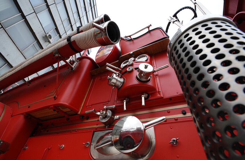 МЧС России продемонстрировали ретро-пожарные машины 11 фото