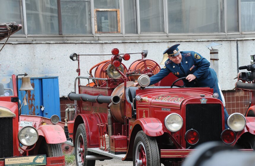МЧС России продемонстрировали ретро-пожарные машины 10 фото
