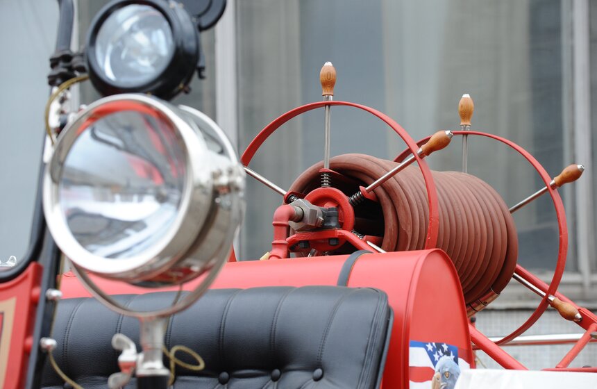 МЧС России продемонстрировали ретро-пожарные машины 12 фото