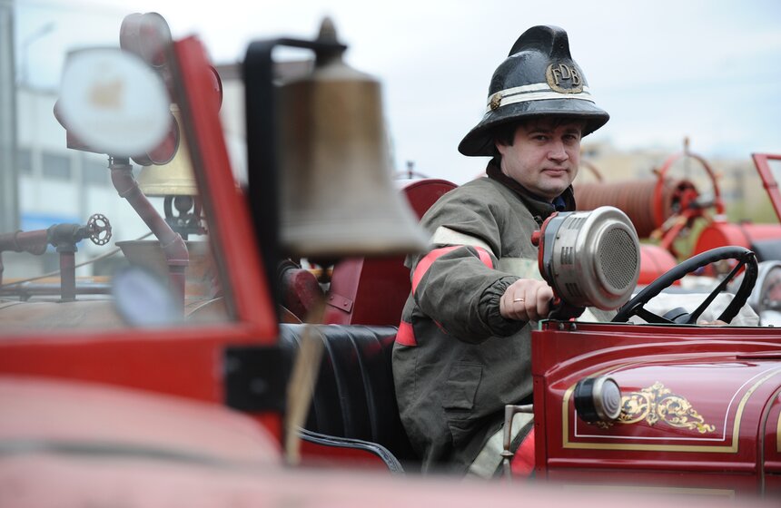 МЧС России продемонстрировали ретро-пожарные машины 15 фото