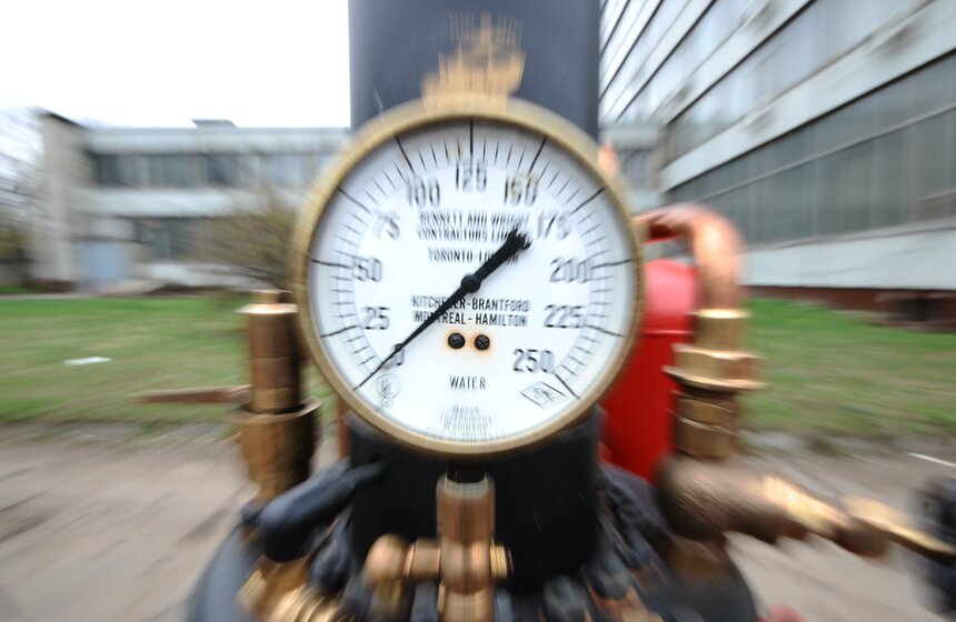 МЧС России продемонстрировали ретро-пожарные машины 14 фото