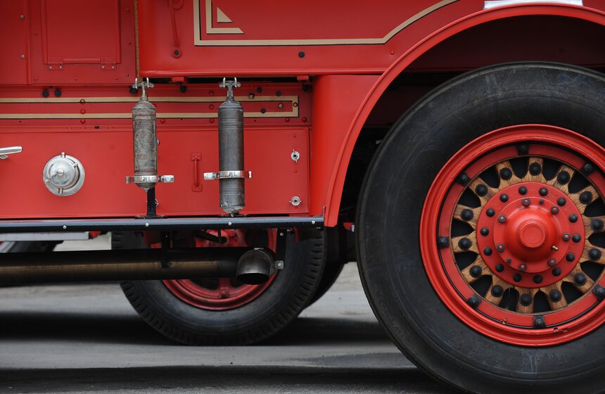 МЧС России продемонстрировали ретро-пожарные машины 13 фото