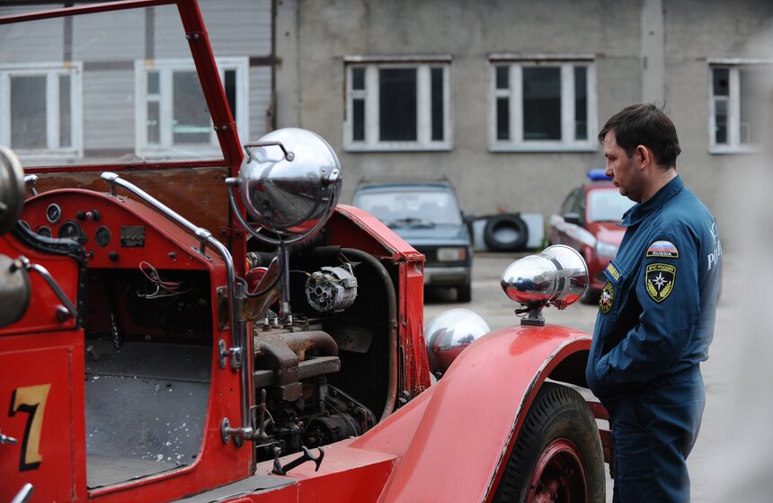 МЧС России продемонстрировали ретро-пожарные машины 16 фото