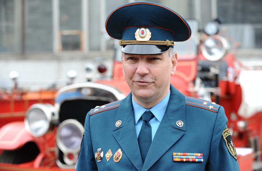 МЧС России продемонстрировали ретро-пожарные машины 21 фото