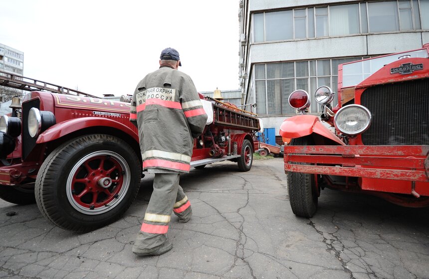 МЧС России продемонстрировали ретро-пожарные машины 20 фото