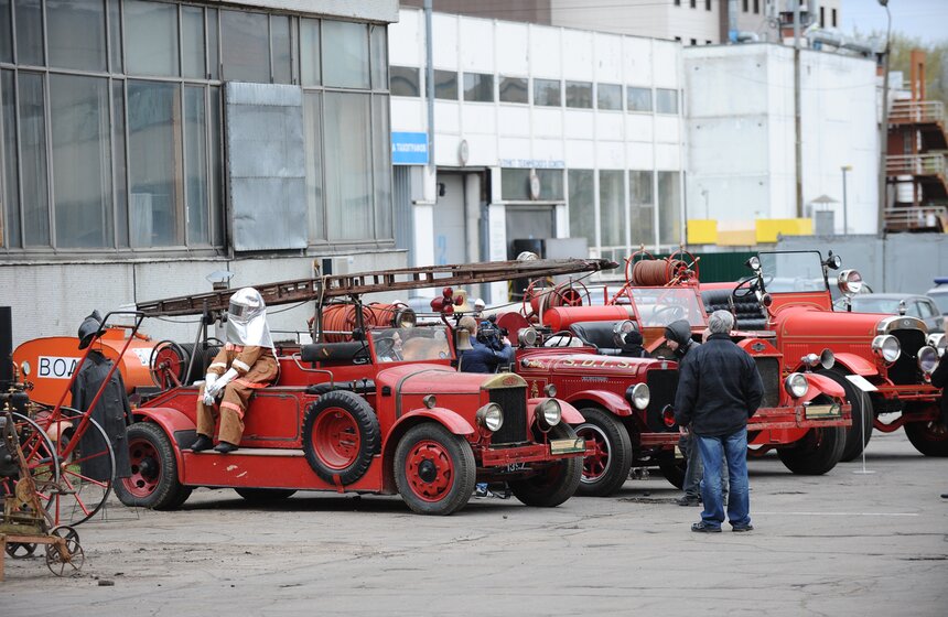 МЧС России продемонстрировали ретро-пожарные машины 19 фото