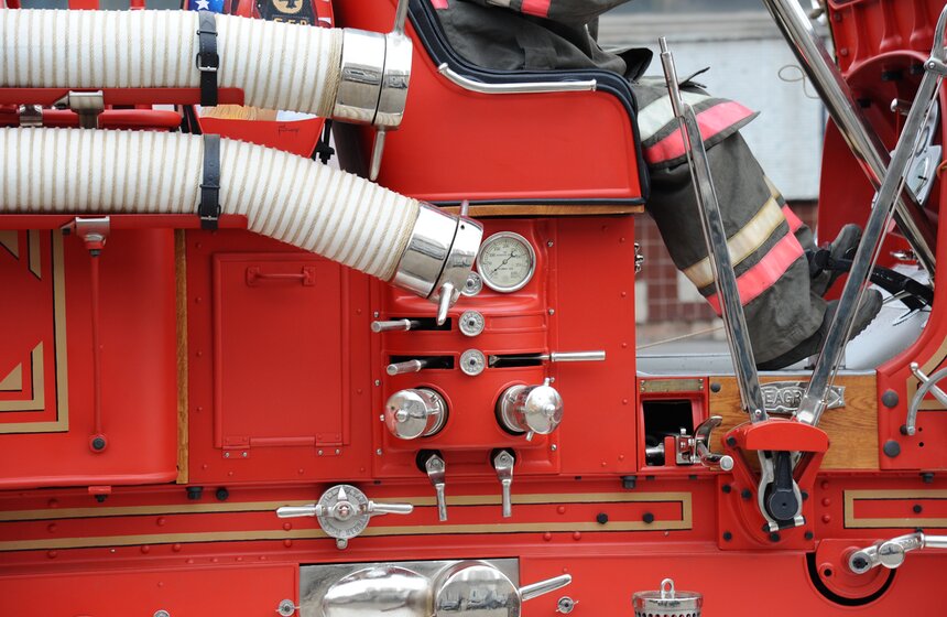 МЧС России продемонстрировали ретро-пожарные машины 25 фото