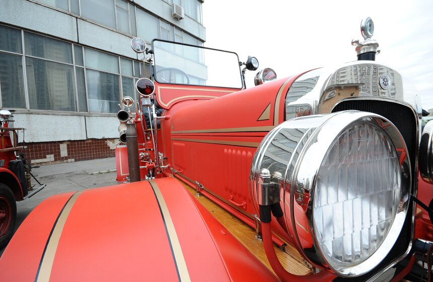 МЧС России продемонстрировали ретро-пожарные машины 24 фото
