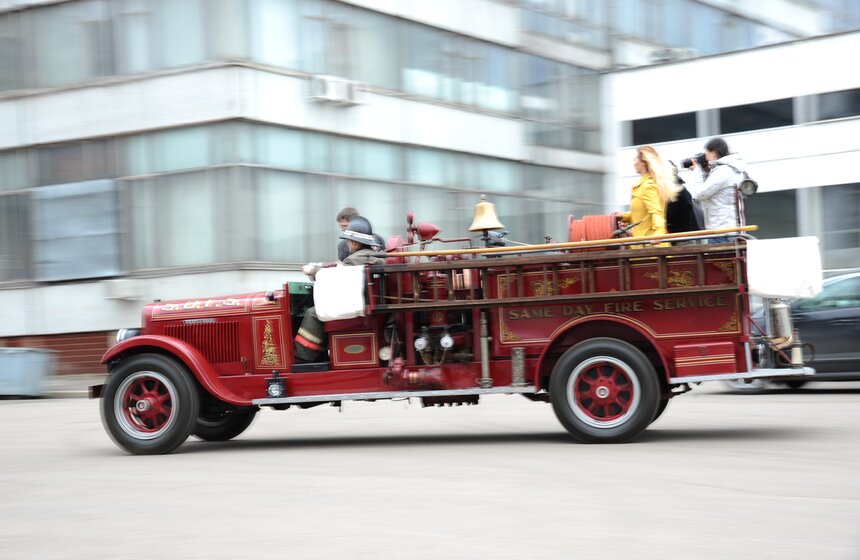 МЧС России продемонстрировали ретро-пожарные машины 23 фото