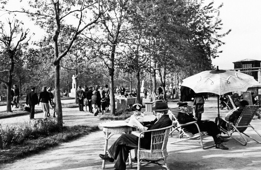 В столичном парке, 1947 год. Фото: ТАСС/ Эммануил Евзерихин