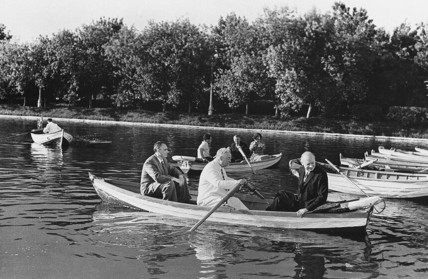 Катание на лодках в парке, 1952 год. Фото: ТАСС