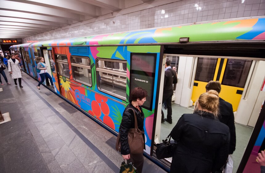 На синей ветке запустили оформленный по дизайну пассажира поезд 11 фото