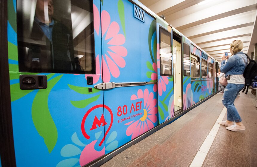 На синей ветке запустили оформленный по дизайну пассажира поезд 9 фото