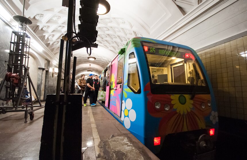 На синей ветке запустили оформленный по дизайну пассажира поезд 14 фото