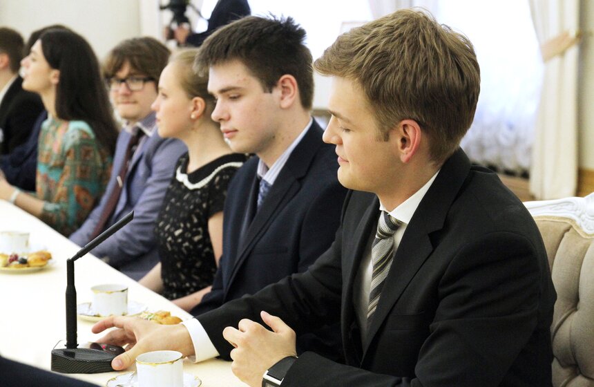 Мэр наградил призеров Всероссийской олимпиады школьников 12 фото