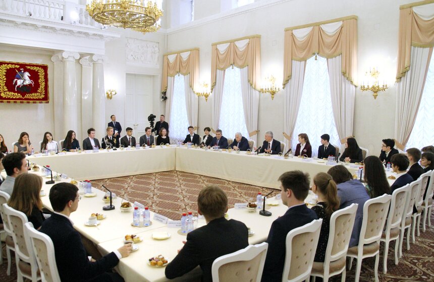 Мэр наградил призеров Всероссийской олимпиады школьников 3 фото